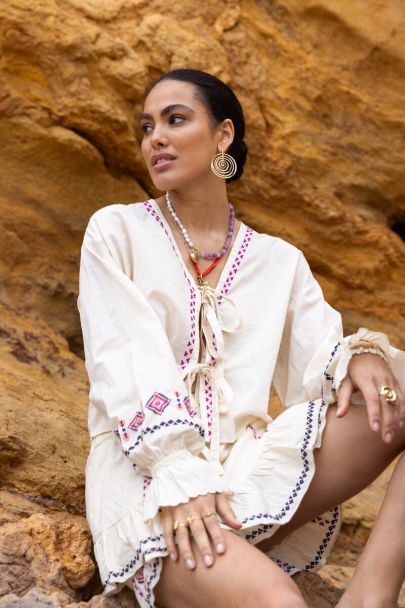 Top beige avec nœuds et détails de broderie