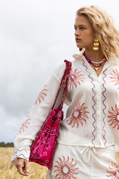 Witte embroidery blouse met zon detail
