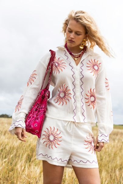 Witte embroidery blouse met zon detail