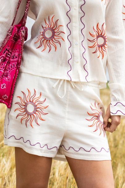 Weiße Shorts mit Stickerei und Sonnen-Detail