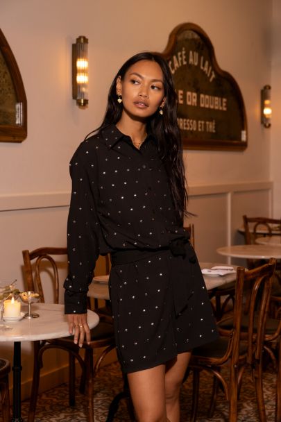 Schwarzer Playsuit mit silberfarbenen Nieten