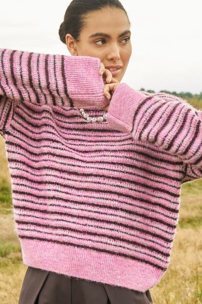 Roze-rode gestreepte trui