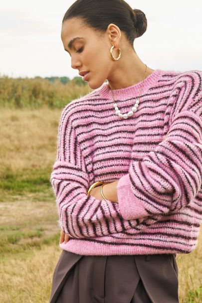 Roze-rode gestreepte trui