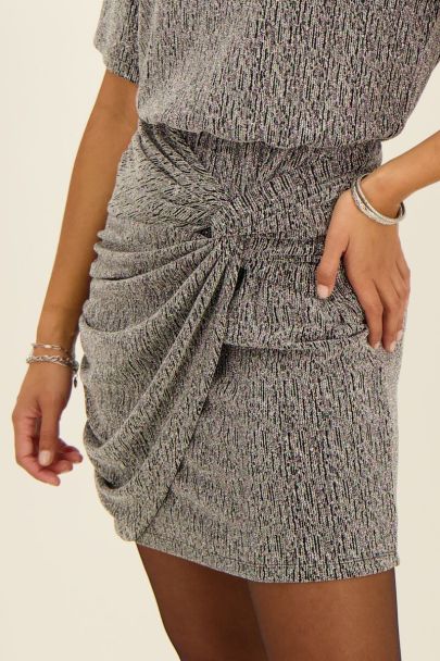 Zilveren jurk met lurex en knoopdetail