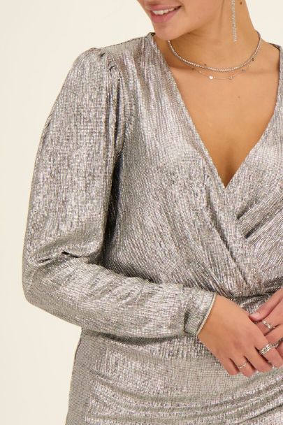 Zilveren metallic jurk met overslag en pofmouwen