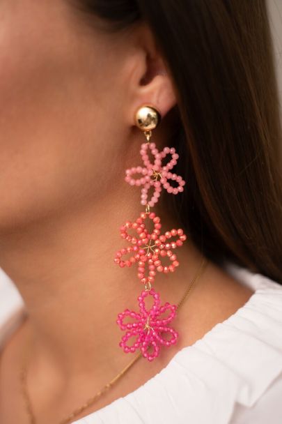 Statement earrings with 3 pink flowers