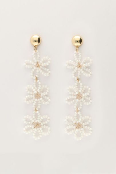 Statement earrings with 3 white flowers