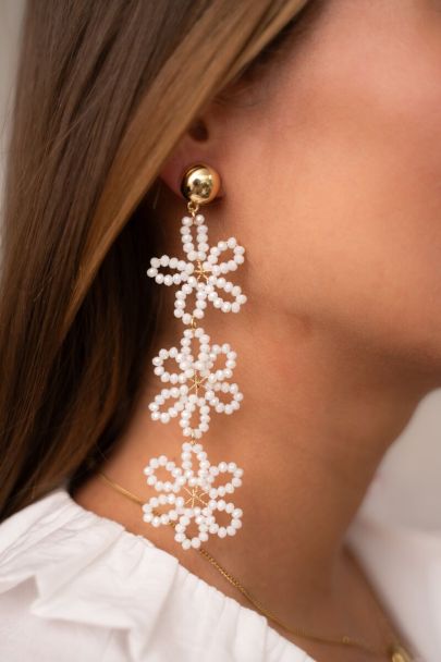 Statement-Ohrringe mit 3 weißen Blüten