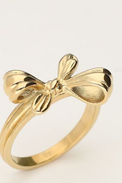 Statement ring with bow
