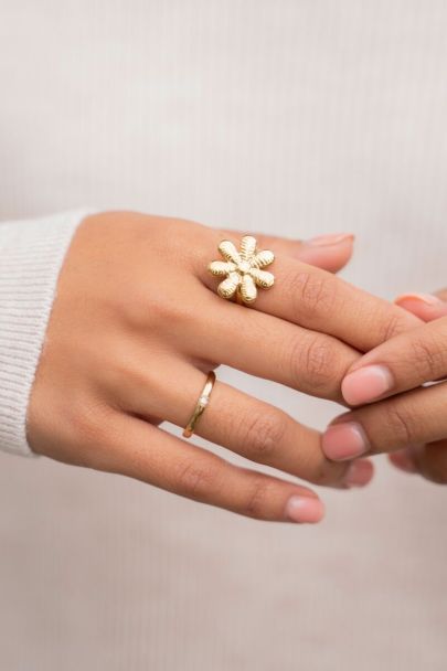 Statement ring with flower