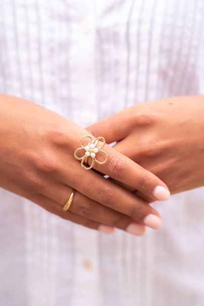 Statement ring with open flower & pearls