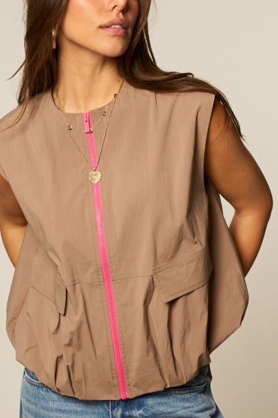 Taupefarbene Weste in Ballonoptik mit pinkem Reißverschluss