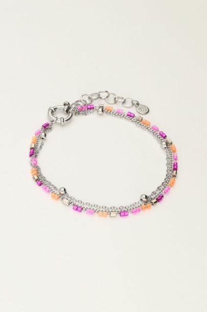 Doppeltes Armband mit orangefarbenen und pinken Perlen 