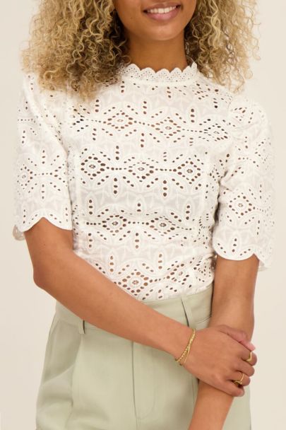 Top blanc en crochet avec manche trois-quarts