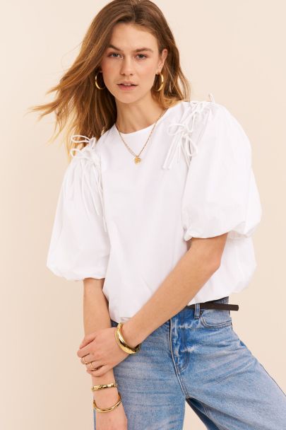 Witte ballon top met strikjes en pofmouwen