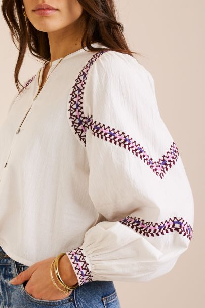 Witte blouse met paarse embroidery