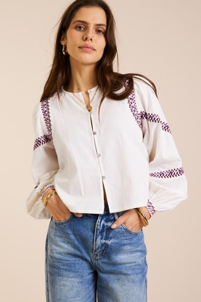 Witte blouse met paarse embroidery