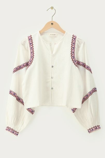 Witte blouse met paarse embroidery