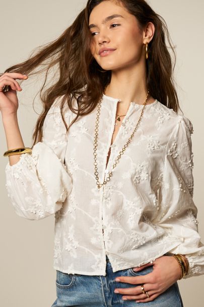 Witte blouse met trompetmouwen en 3D bloemen