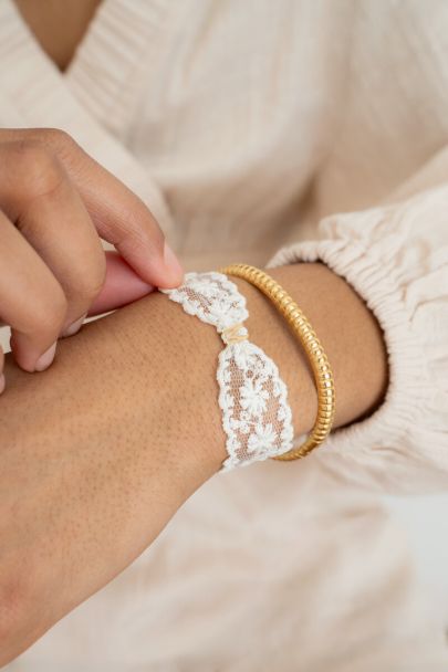 Witte armband met kant en initial