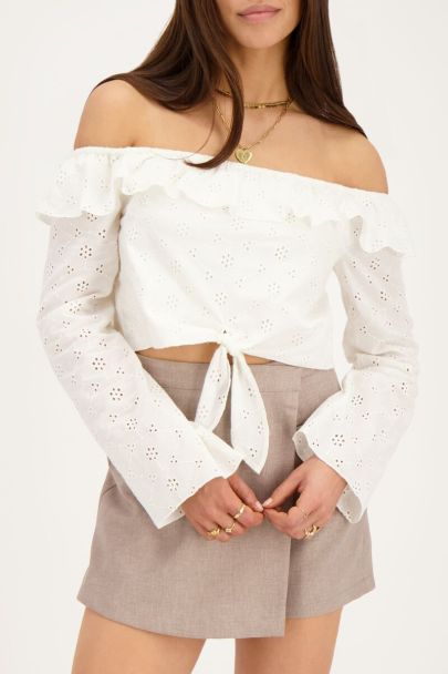 Witte off-shoulder top met broderie en strikdetail