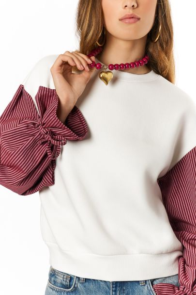 Witte sweater met gestreepte mouwen