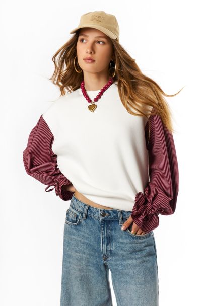 Witte sweater met gestreepte mouwen