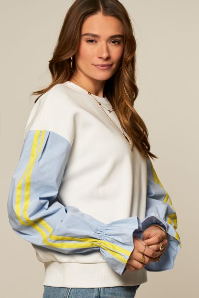 Witte sweater met blauwe contrast mouwen