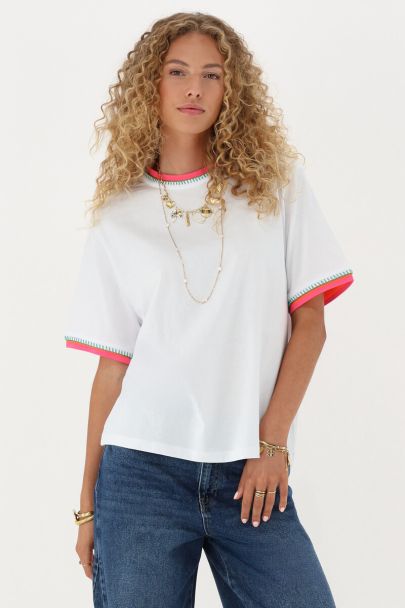 Wit T-shirt met gekleurde kraag