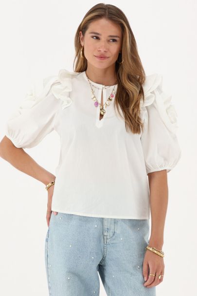 Top blanc avec des fleurs sur les manches