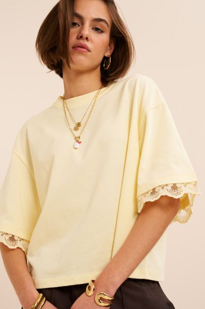 Geel boxy T-shirt met kanten mouwen