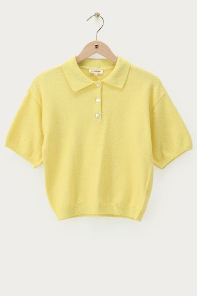 Gelbes Bouclé-Strick-Poloshirt mit kurzen Ärmeln