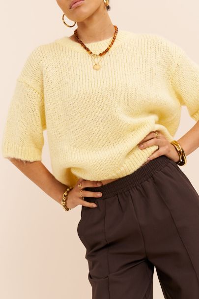 Pull en maille jaune &agrave; manches courtes