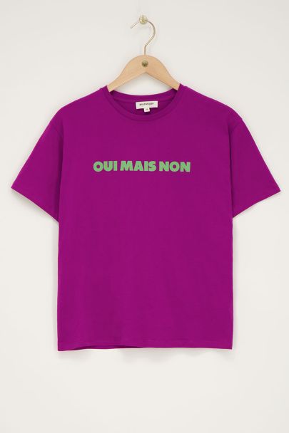 Lilafarbenes T-Shirt mit grünem "Oui mais non"