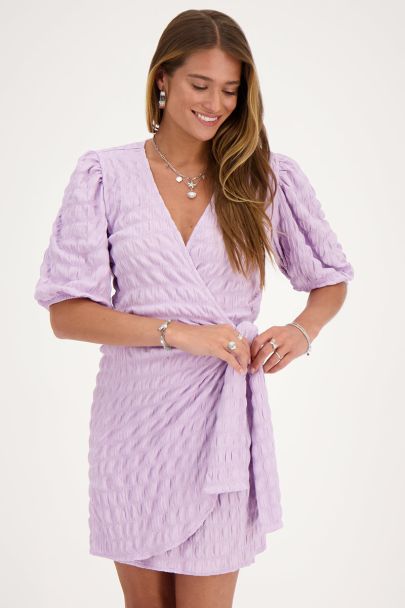 Robe violette avec superposition et structure