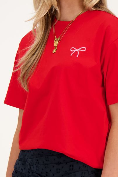 T-shirt rouge avec broderie nœud rose