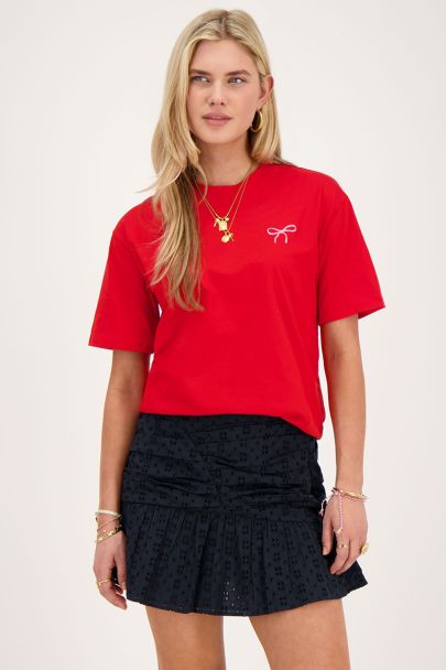 T-shirt rouge avec broderie nœud rose