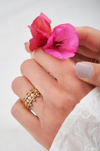 Iconic ring with three pearls