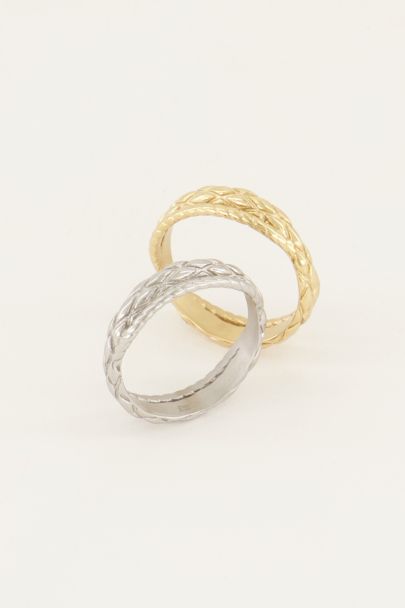 Ring with twisted pattern