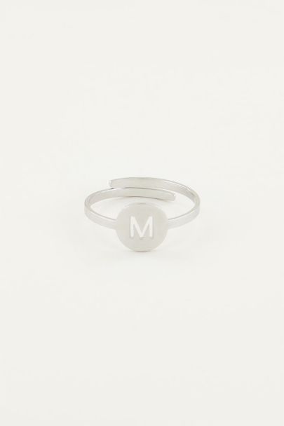 Goldfarbener Ring mit Cut-out und Initial