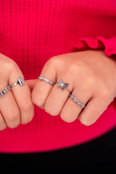 Ring mit Blumen und Steinen