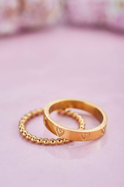 Ring with engraved hearts