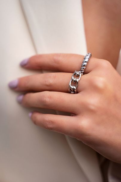 Ring with chain links & knot