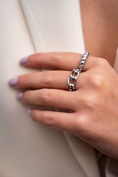 Ring mit Kettengliedern und Knoten