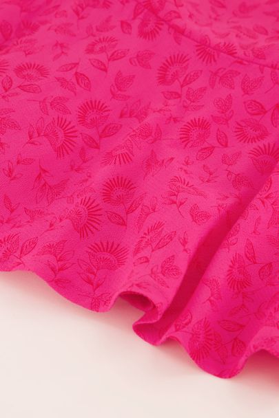 Rosafarbenes Kleid mit rotem Blumendruck und Schulteraufnäher