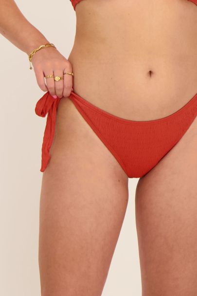 Roestkleurig bikini broekje met V-shape en rib
