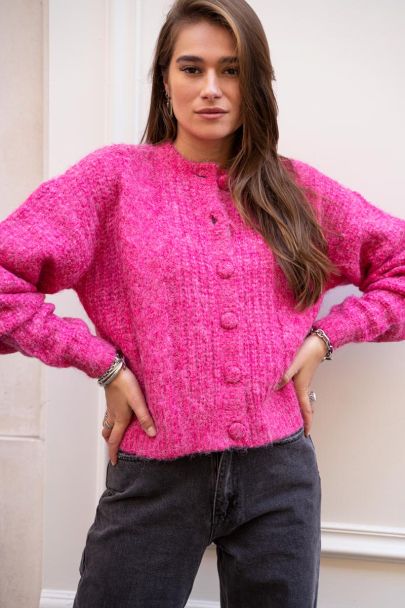 Rosa Strickjacke mit Zopfmuster