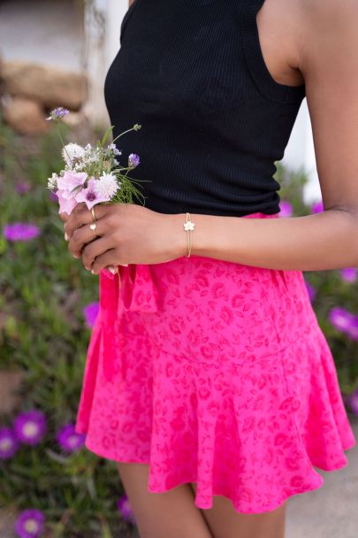 Roze skort met rode bloemenprint