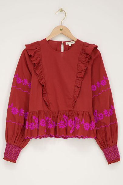 Rostbraunes Oberteil mit fuchsiafarbener Stickerei