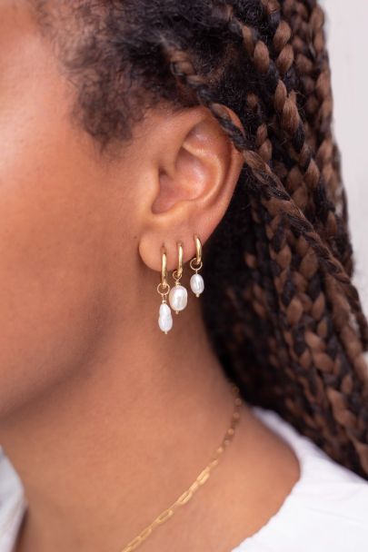 Lot de trois boucles d'oreilles en perles